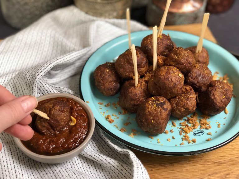 saté gehaktballetjes borrelsnack met pindasaus Familie over de kook