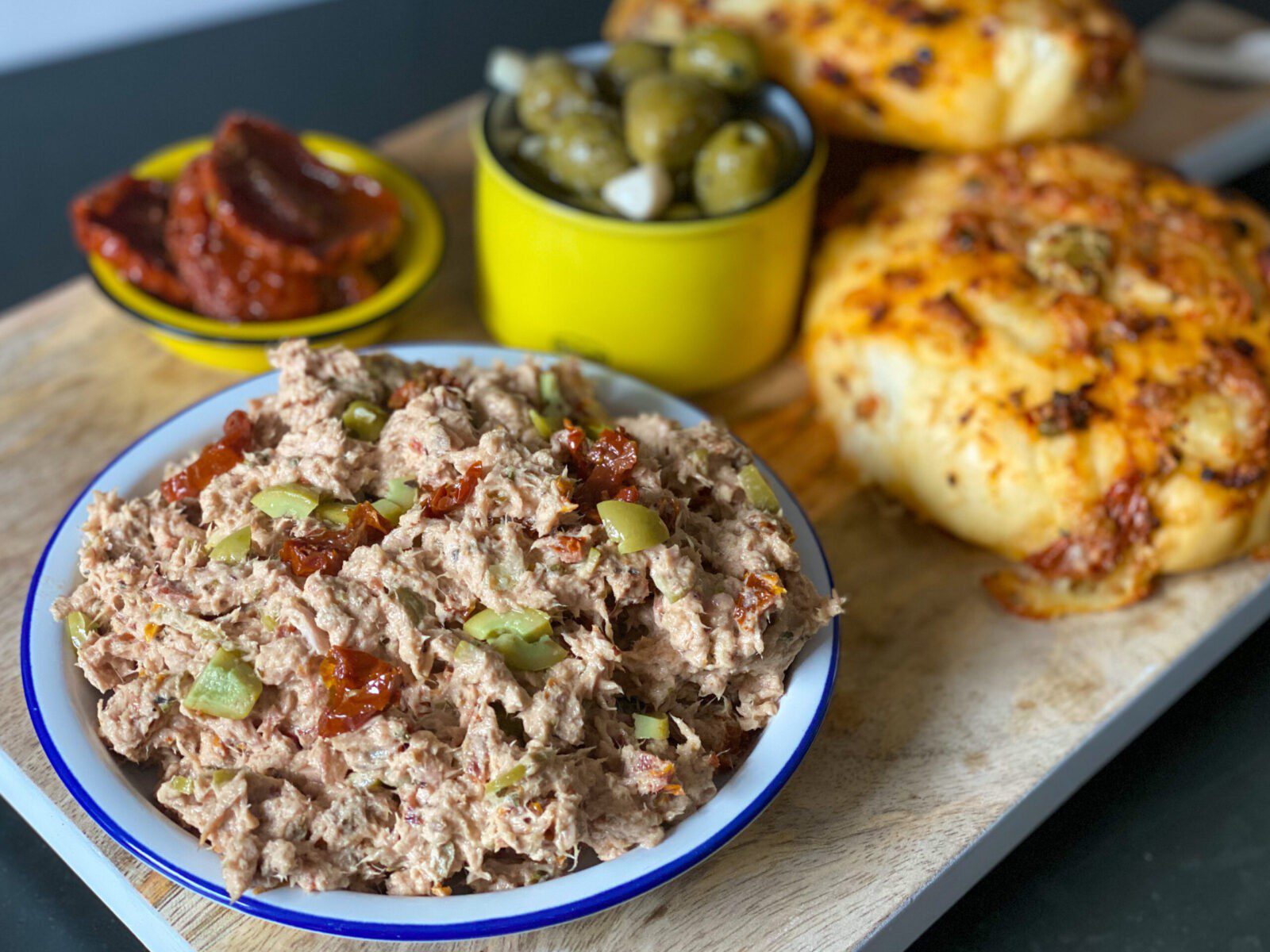 Tonijnsalade Met Zongedroogde Tomaat En Olijven Familie Over De Kook