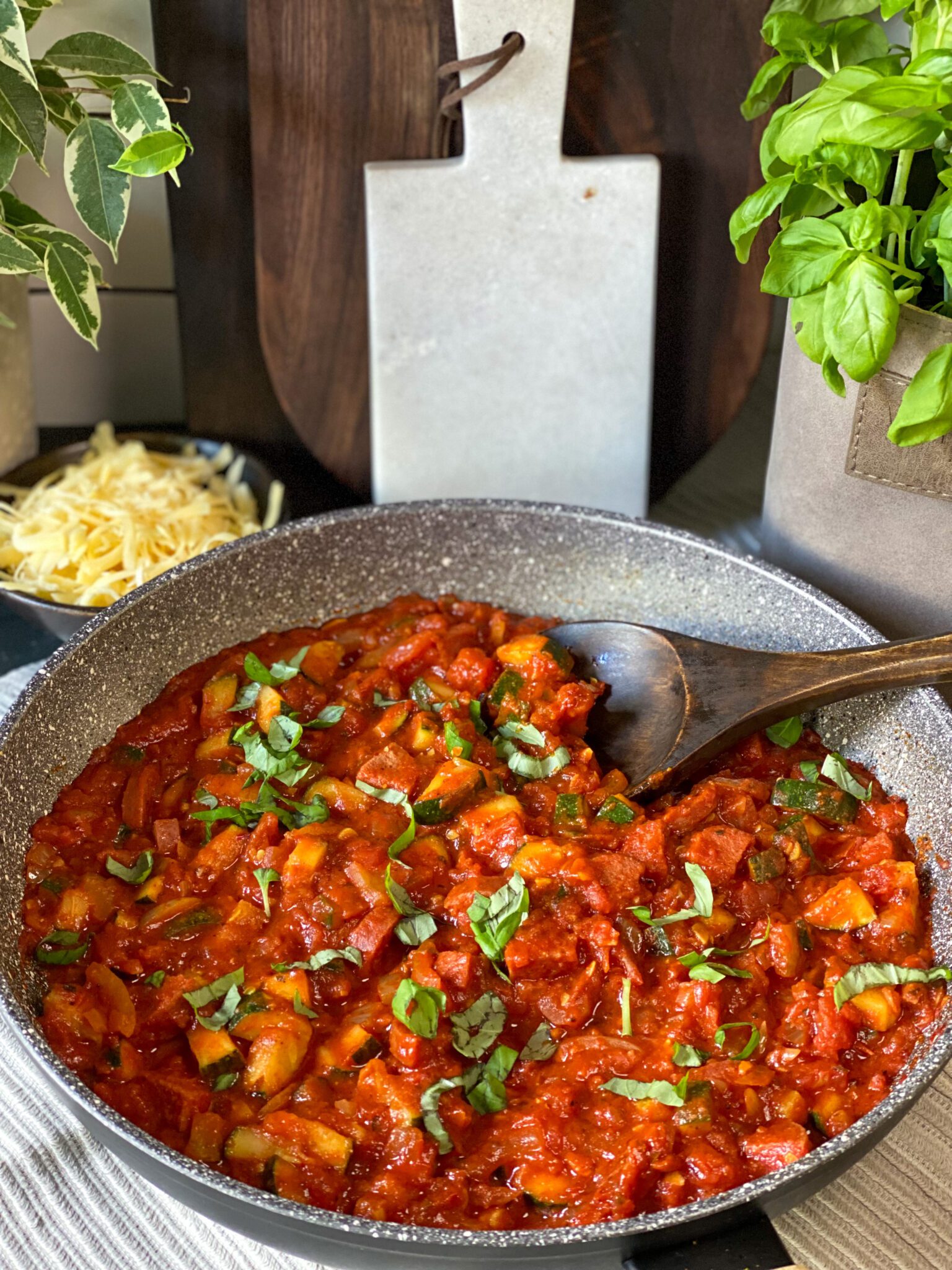 Pasta Met Salami In Kruidige Tomatensaus Familie Over De Kook