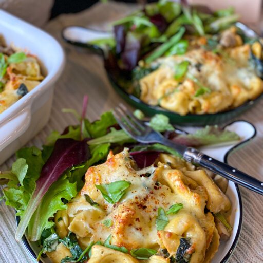 Romige Tortellini Ovenschotel Met Spinazie Familie Over De Kook