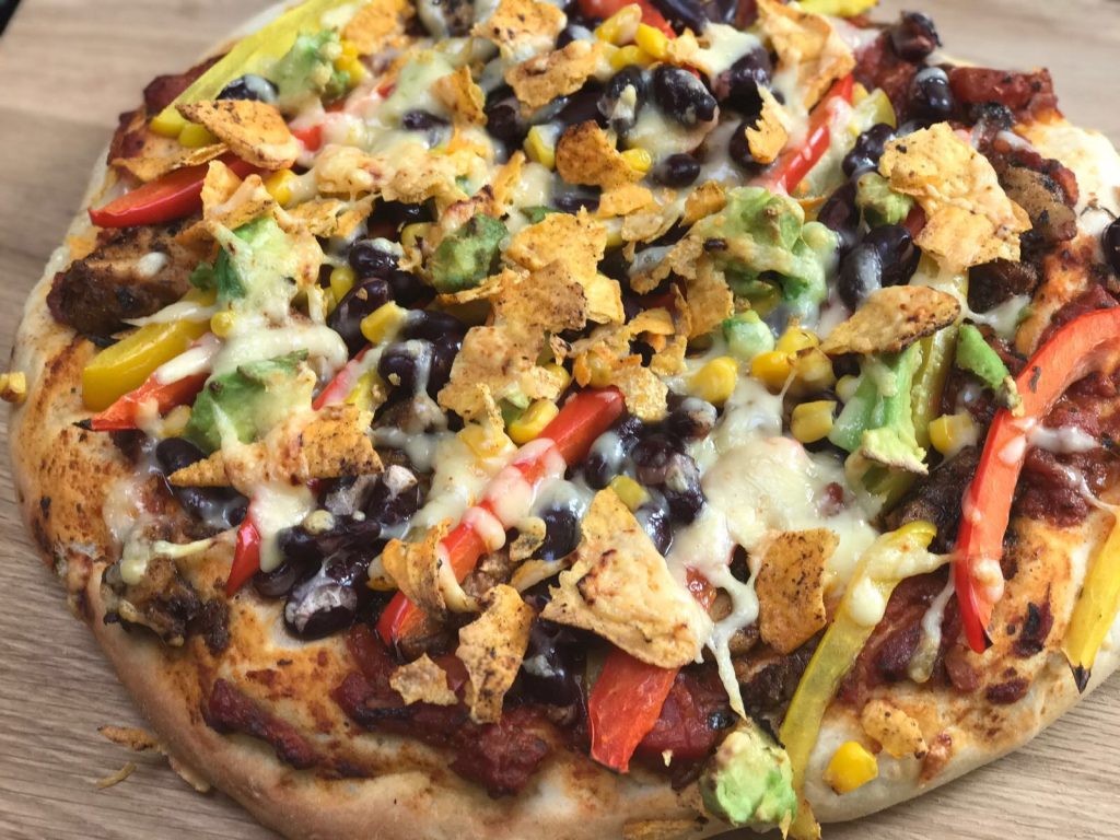 Mexicaanse vegetarische pizza met tortillachips