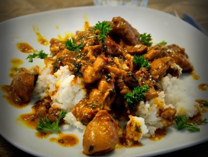 Kruidige kip in kokosmelk met rijst