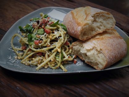 Pastasalade met avocadopesto