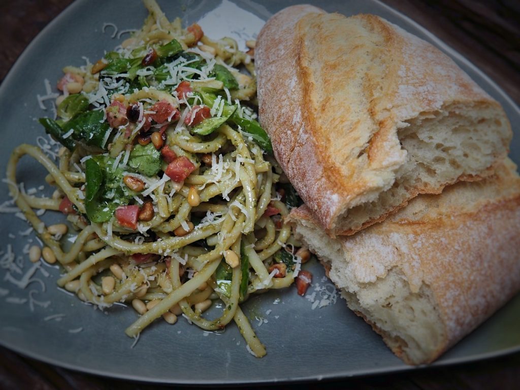 pasta met avocado pesto: romig en pittig