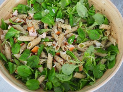 Gezonde pastasalade met gerookte kip en pesto