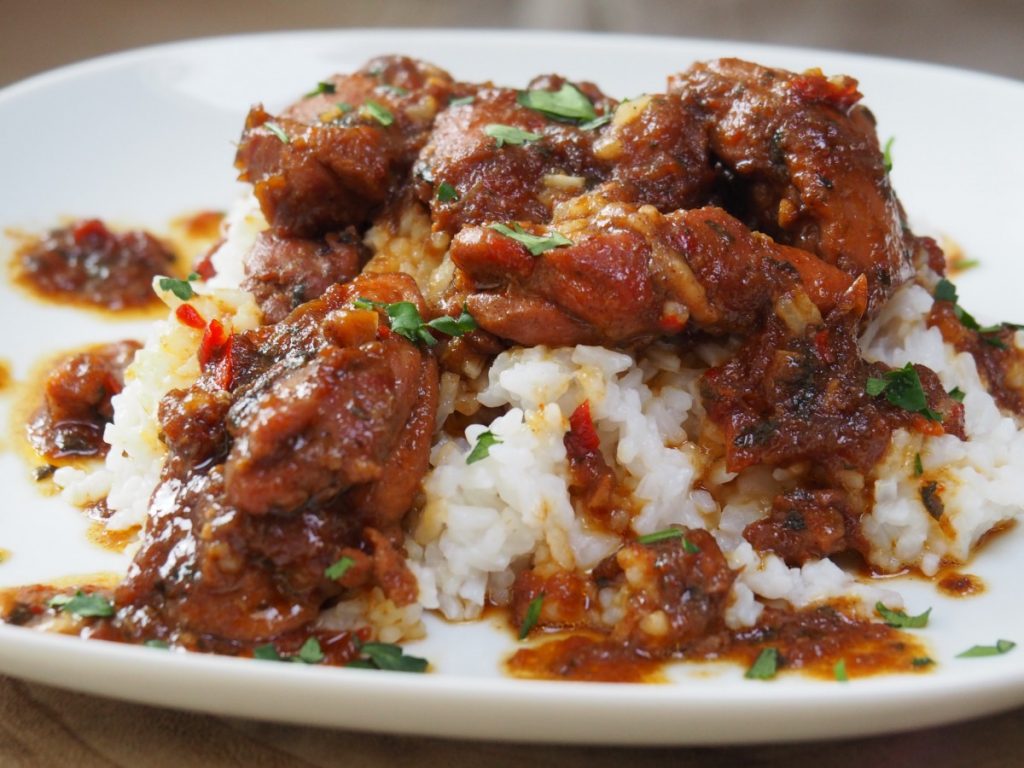 Surinaamse stoofpot met kip maken en serveren met rijst