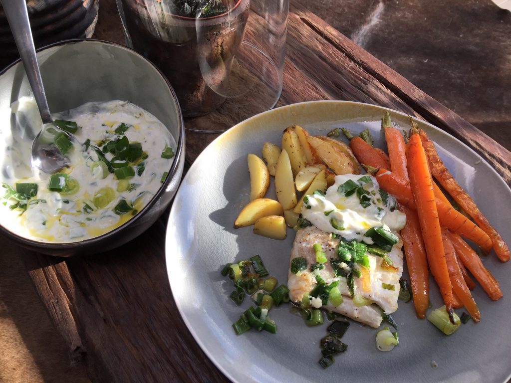Aardappel ovenschotel met wortel, kabeljauw en een frisse yoghurtsaus