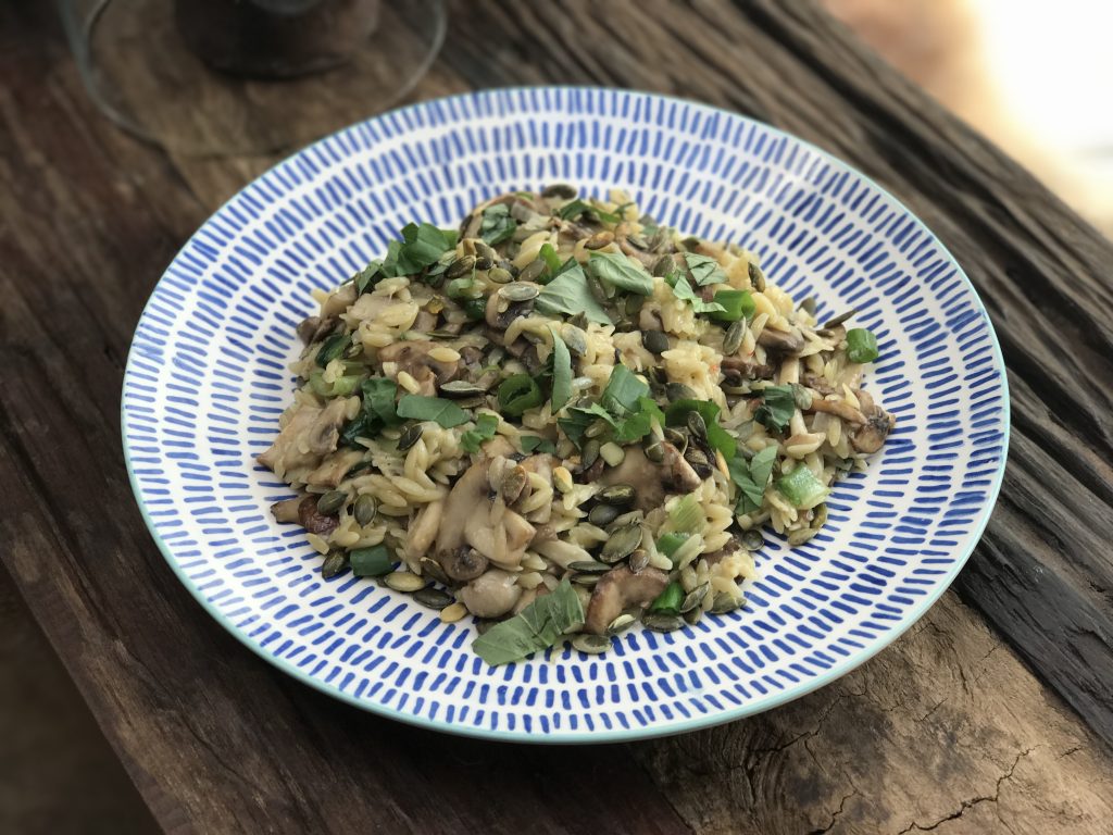 Vegetarisch recept: Orzo risotto met paddenstoelen