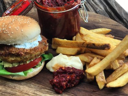 Zelfgemaakte visburger met een frisse dille-yoghurt saus