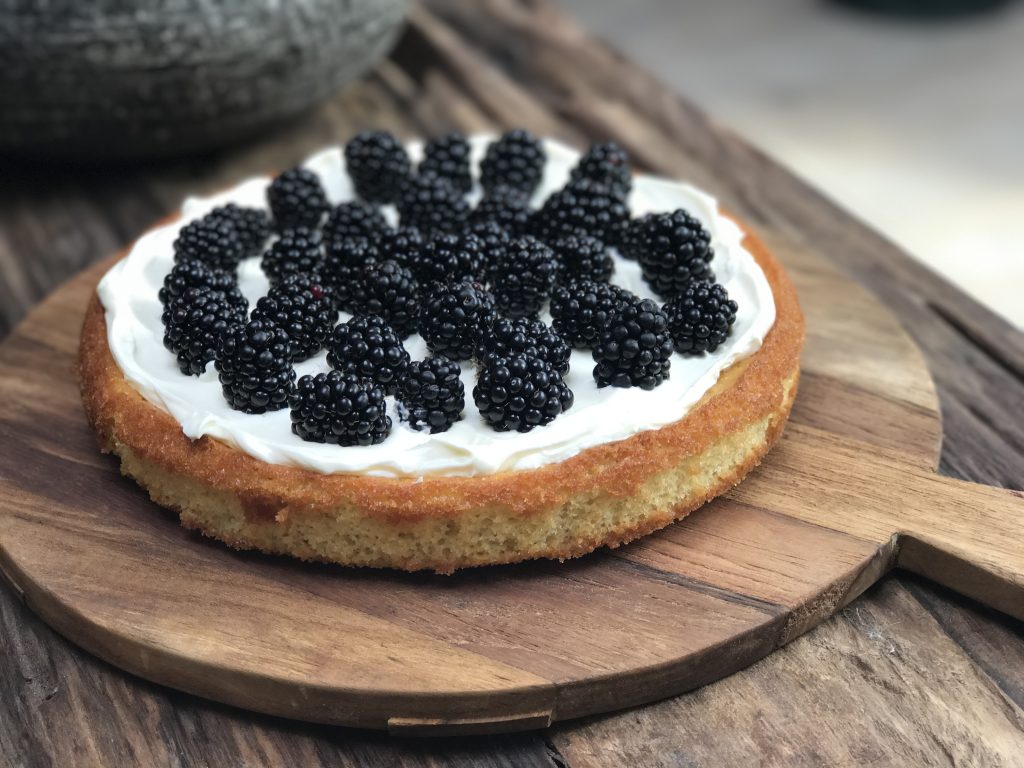 Citroentaart met frisse mascarpone en bramen