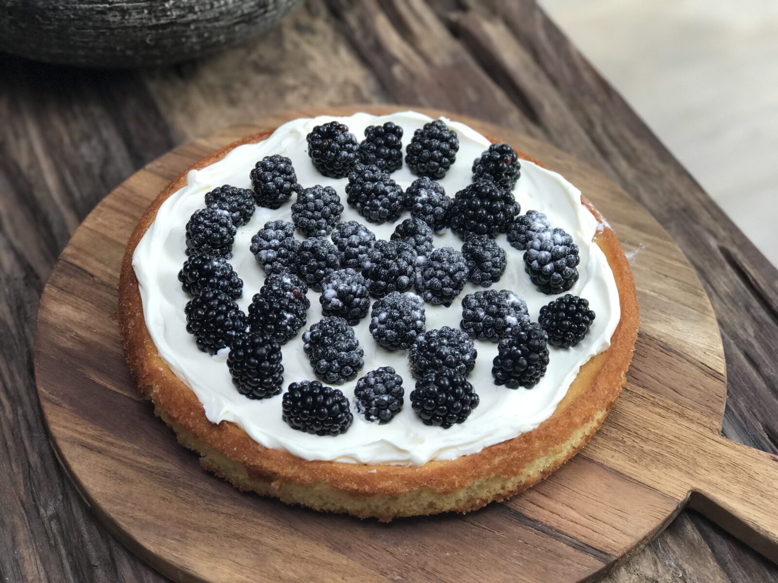 Citroentaart met frisse mascarpone en bramen