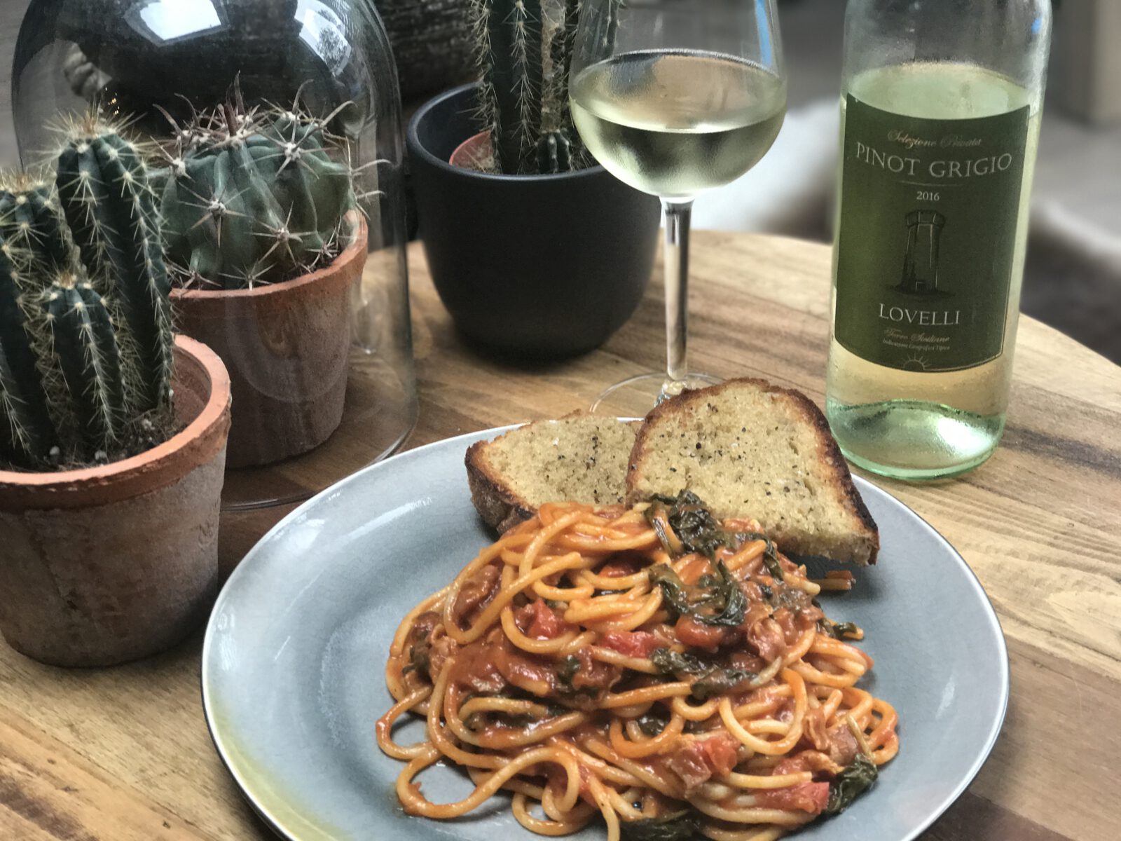 Pittige spaghetti met spek en spinazie