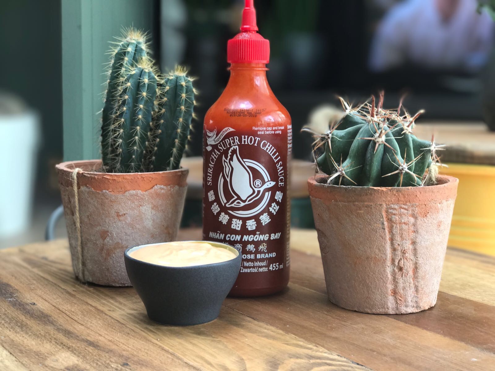 Krokante kipburger met pittige sriracha mayonaise