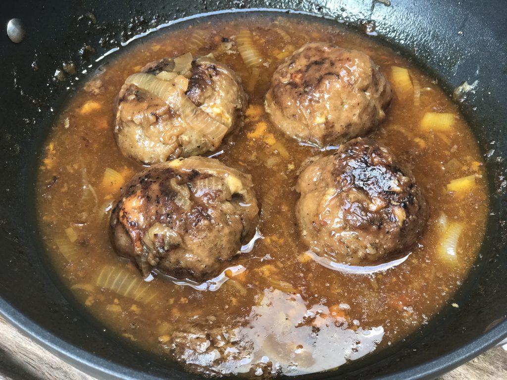 gehaktballen met kaas in bierjus met stamppot rauwe andijvie