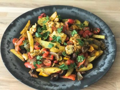 gegrilde groenten met aardappelen en kip uit de oven