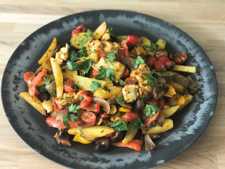 gegrilde groenten met aardappelen en kip uit de oven