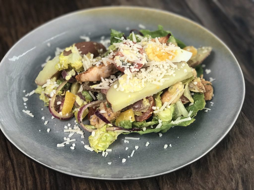 Maaltijdsalade met aardappel, kruidige kip en frisse dressing
