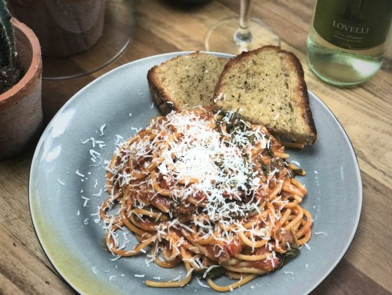 Pittige spaghetti met spek en spinazie