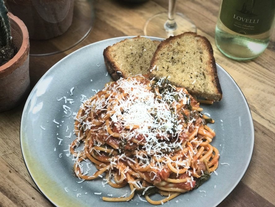 Pittige spaghetti met spek en spinazie