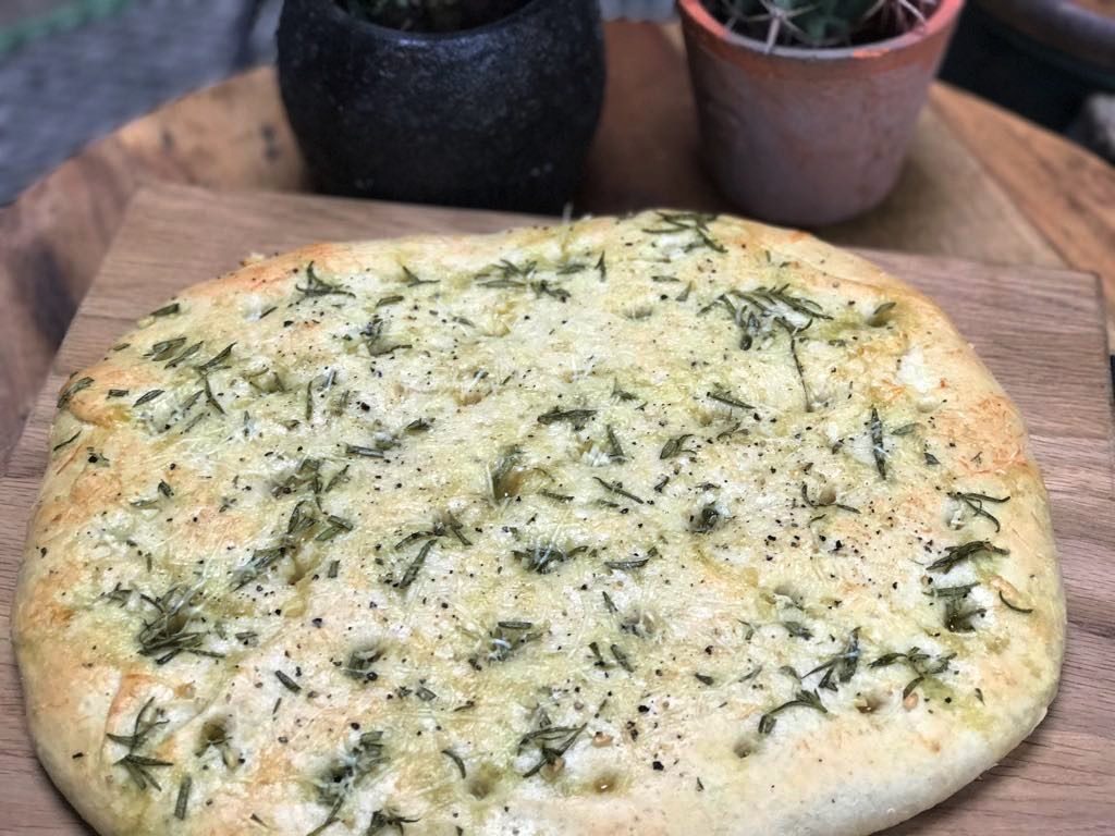 Focaccia met rozemarijn en Parmezaanse kaas