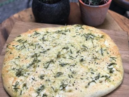 Focaccia met rozemarijn en Parmezaanse kaas