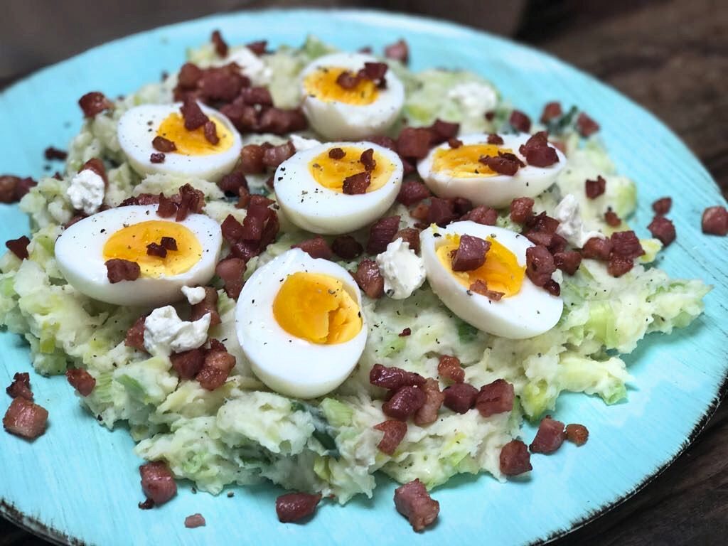 Zomerse stamppot met prei, kruidenroomkaas en krokant gebakken spek