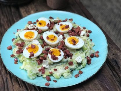 Zomerse stamppot met prei, kruidenroomkaas en krokant gebakken spek