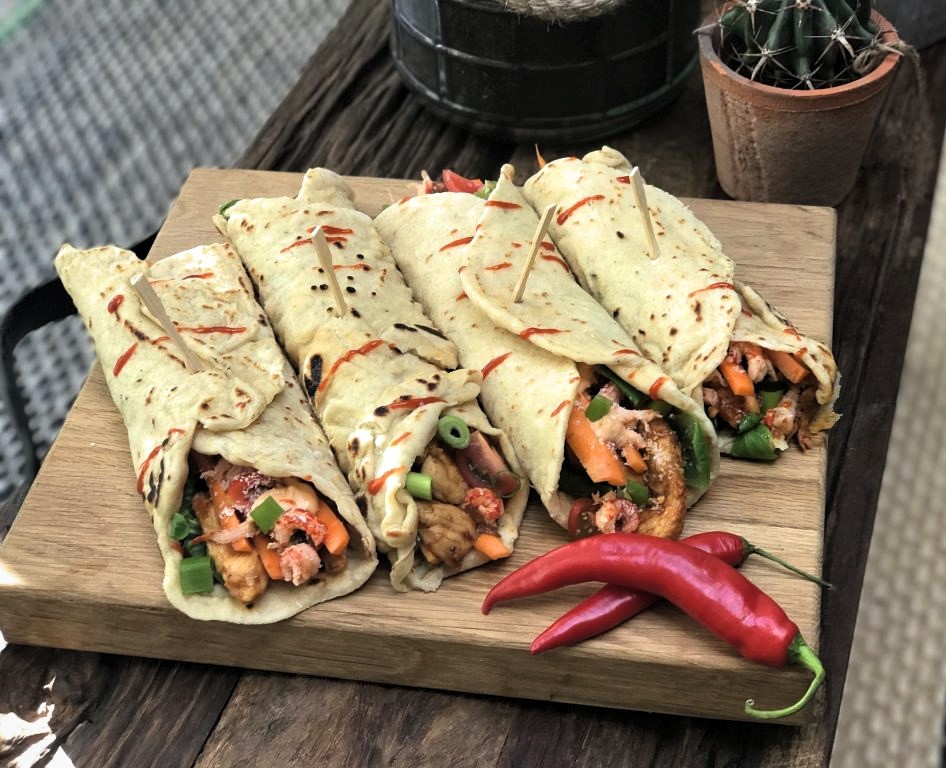 Surf en Turf: wrap met pittige kip en rivierkreeftjes