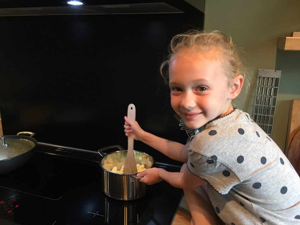zelf appelmoes maken: super leuk en makkelijk om met kinderen te doen