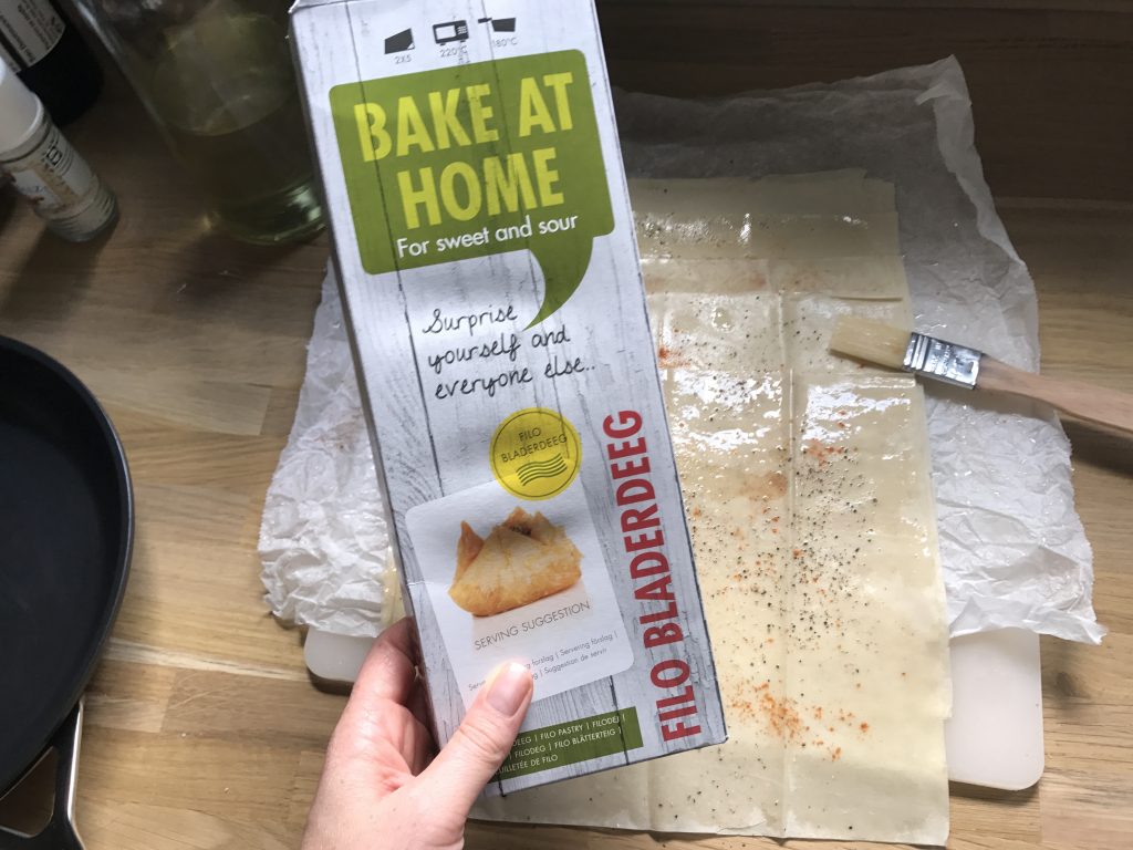 hartige taart van filodeeg met spinazie en fetakaas