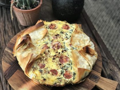 hartige taart van filodeeg met spinazie en fetakaas