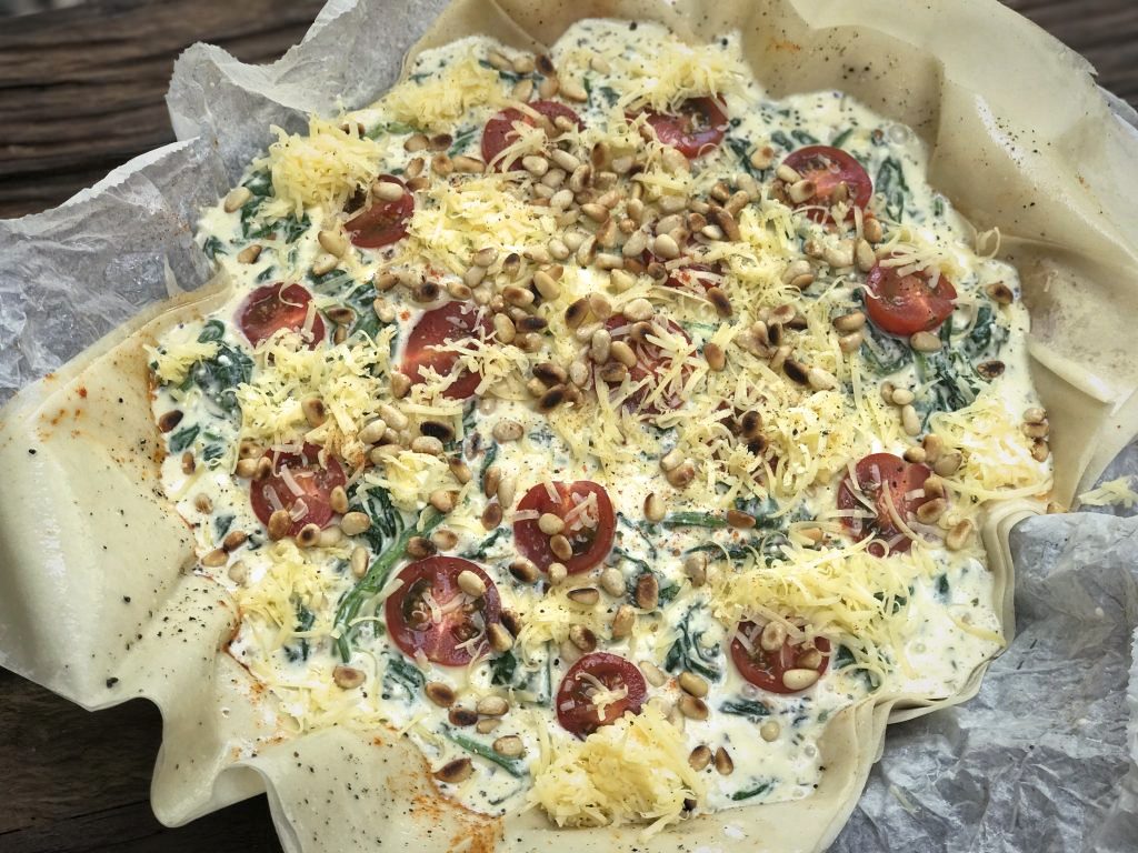 hartige taart van filodeeg met spinazie en fetakaas