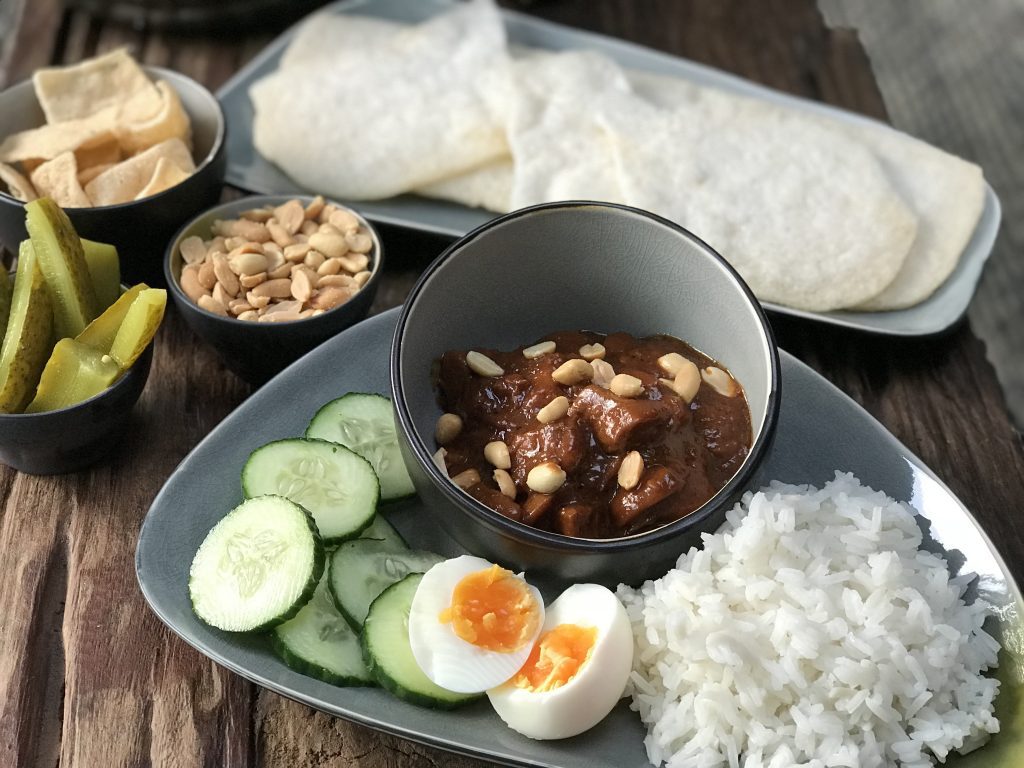 kip in pittige pindasaus