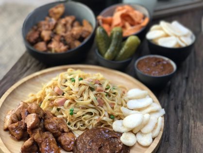 Chinese bami met pittige satésaus