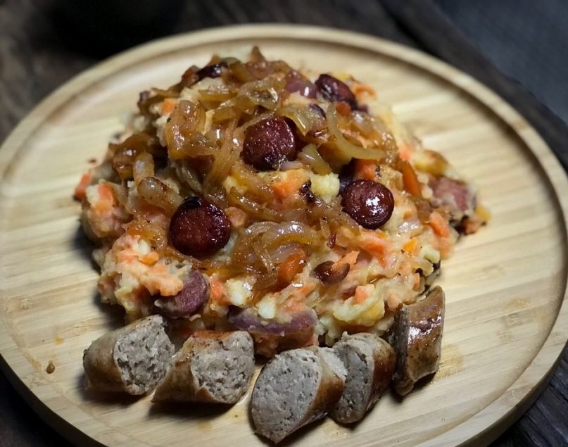 Hutspot 2.0 met gekarameliseerde uien en chorizo