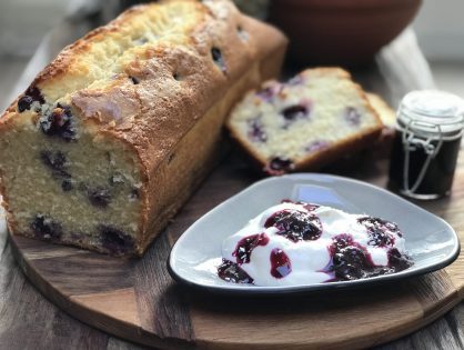 Luchtige cake met blauwe bessen zonder roomboter