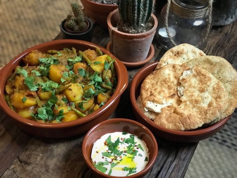 Vegetarische Indiase stoofschotel met aardappelen en sperziebonen