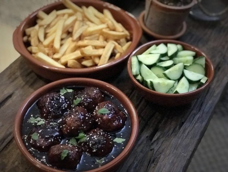 Sticky meatballs: zoet-pittige kleverige gehaktballen