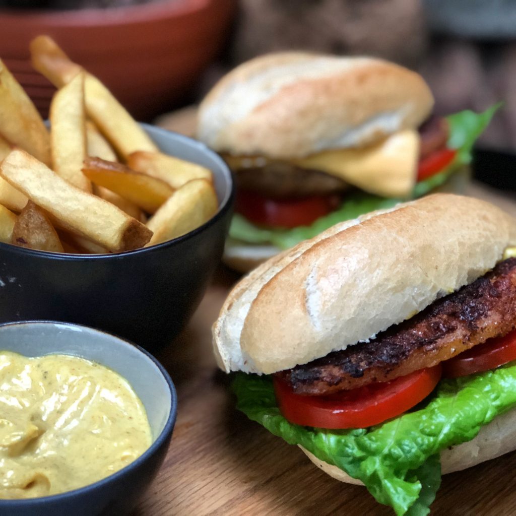 broodje gepaneerde speklap met pittige kerriemayonaise