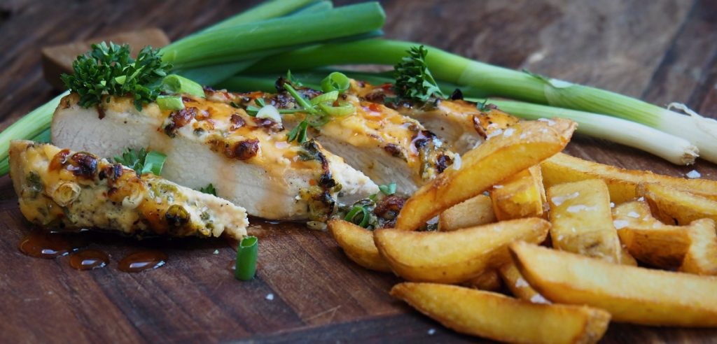 zelfgemaakte friet kip in chilisaus ovenschotel