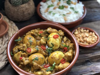 ajam opor: kruidige kip in kokosmelk