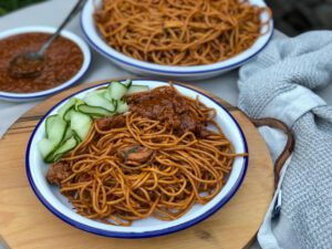 Surinaamse bami met pittige pindasaus