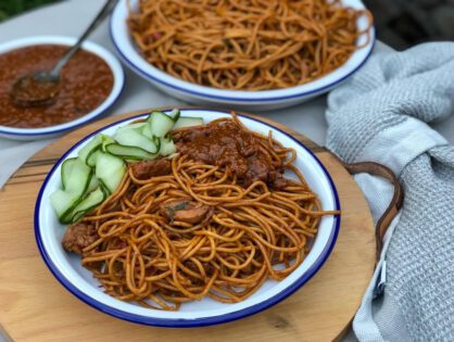 Surinaamse bami met pittige pindasaus