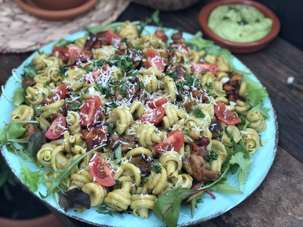 pasta met pikante kip en avocado dressing