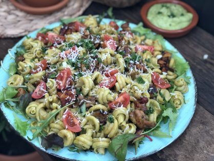 pasta met pikante kip en avocado dressing