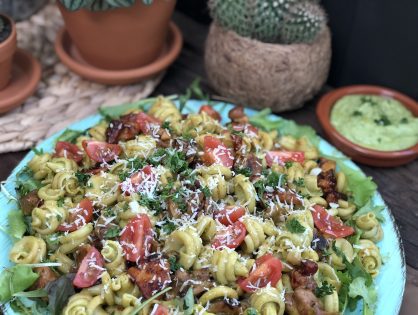 pasta met avocado dressing en pikante kip