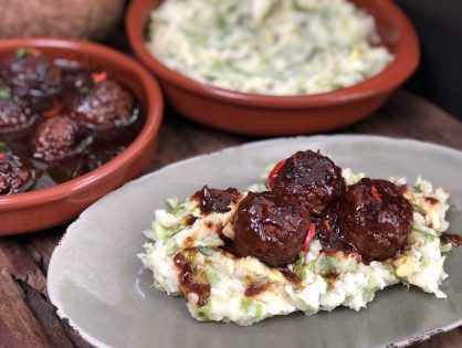 Indische gehaktballen in een ketjap chilisaus met andijviestamppot