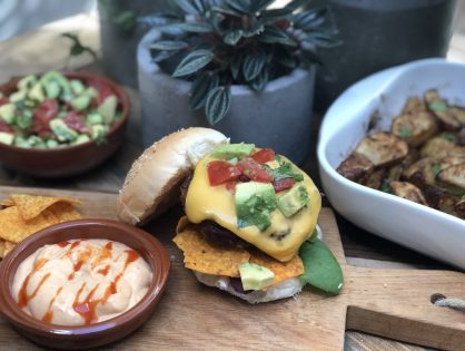Mexicaanse kipburger met sriracha mayonaise en frisse salsa