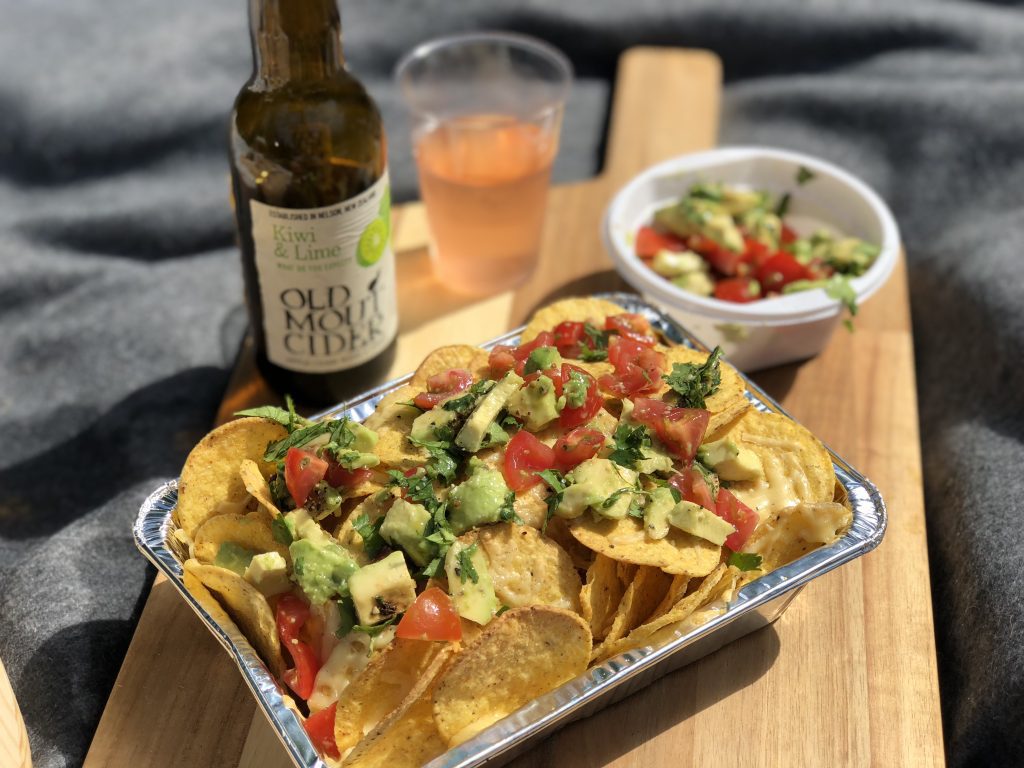 tortillachips van de bbq met zelfgemaakte salsa