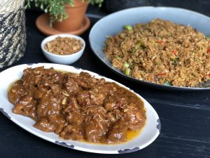 snelle kip in pindasaus met roerbakgroenten en rijst